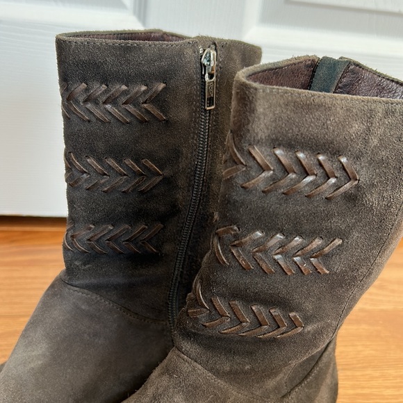 UGG 3182 Cailyn Chevron Grey Suede Distressed Boots sz 7.5 - Picture 10 of 13